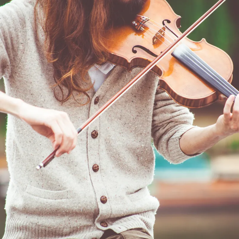 vrouw speelt de viool