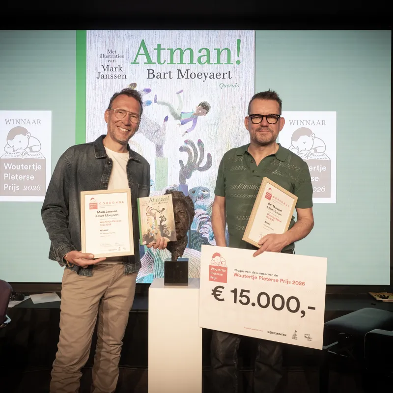 Winnaars Woutertje Pieterse Prijs met cheque in hun handen op het podium