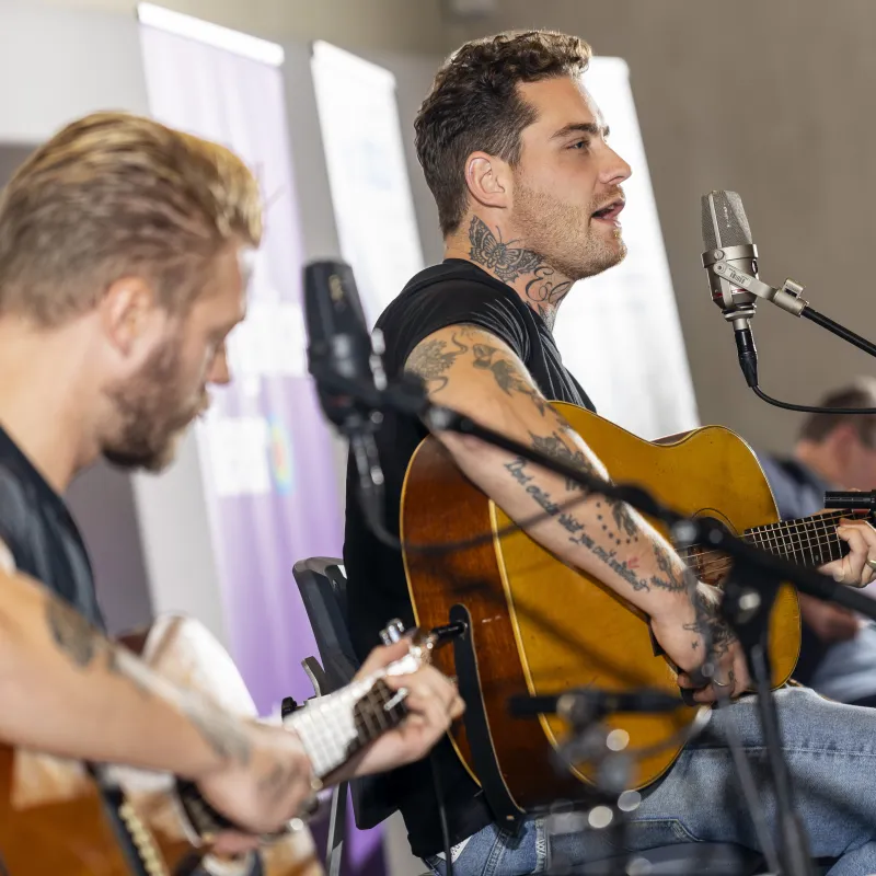 Douwe Bob geeft stem aan verhalen van gedetineerden