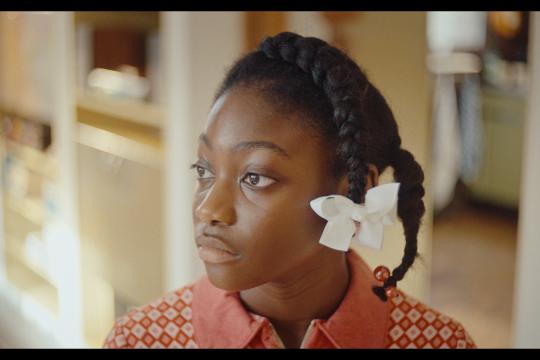 Meisje met witte strik in haar