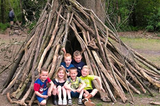 Kinderen bij takkenhut