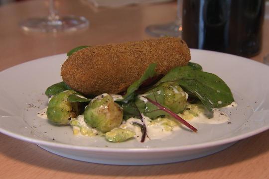 Daging smoor kroket en winterse salade met spruitjes