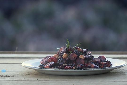 Gewokte paarse spruiten met verse cranberries
