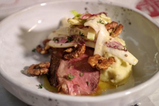 Côte de boeuf met aardappelmousseline en krokante walnoten