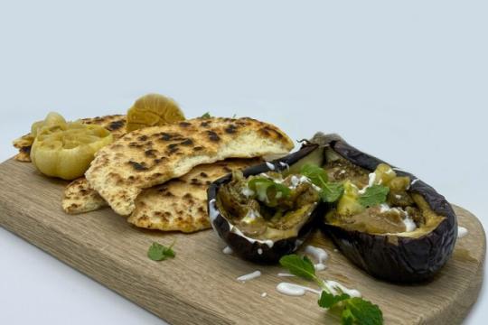 Gepofte aubergines met yoghurt en flatbread