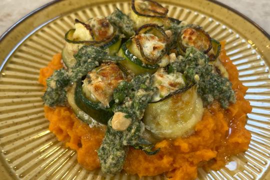 Zoete aardappelpuree, spruitjes in misosaus en een romige béchamel saus