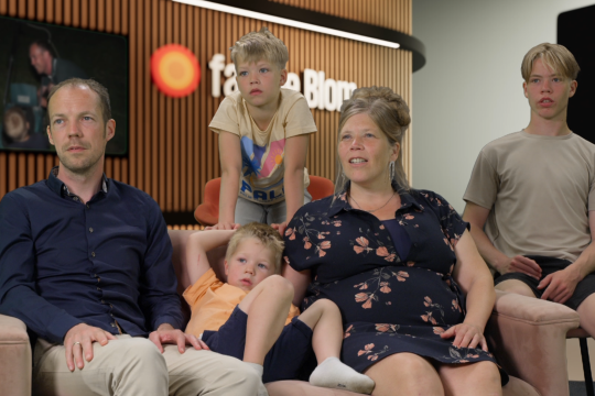 Gezin op bank in studio