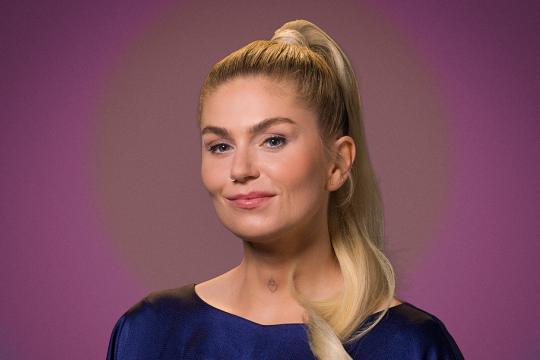 Vrouw in blauwe jurk