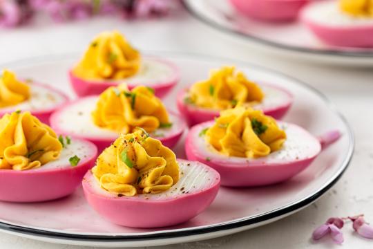 gevulde eitjes met roze buitenkant voor pasen