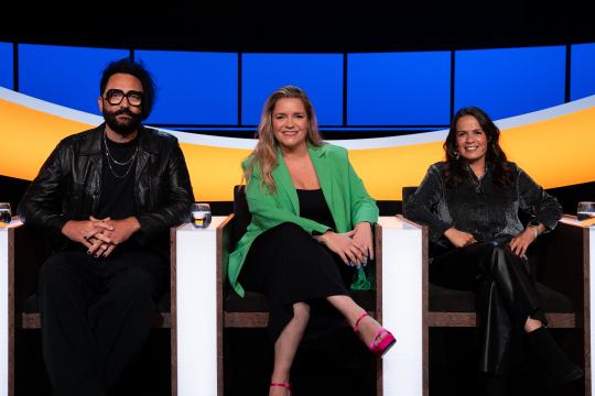 Man en twee vrouwen in studio