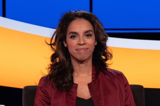 een vrouw in een stoel in een studio