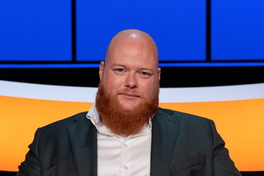 Man met baard in studiostoel