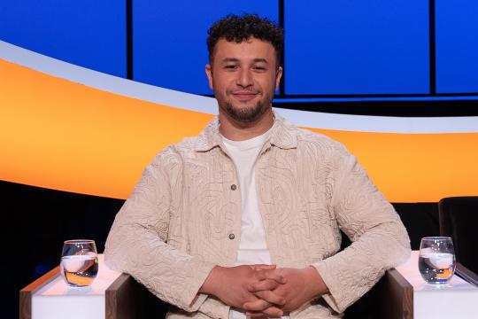 Portret man in beige kleding