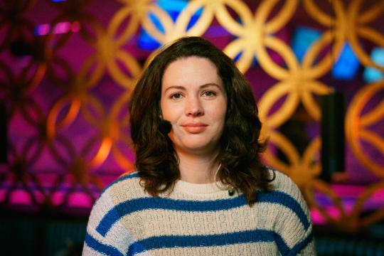 Lachende vrouw met halflang donkerbruin haar