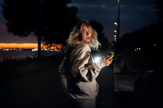 Vrouw in het donker kijkt om