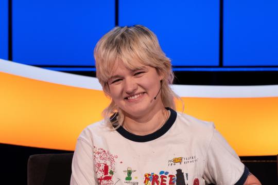 Mevrouw met blond haar en pony in de studio