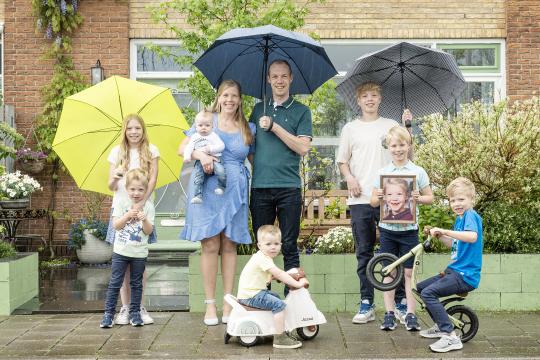 Familie Blom van Een huis vol Een groepsfoto van een familie met paraplu's
