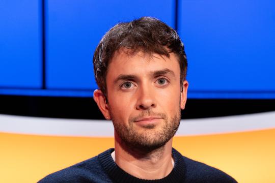 Man met bruin haar in de studio