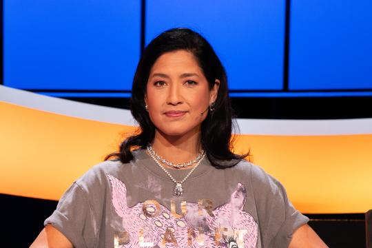 Mevrouw met zwart haar in de studio