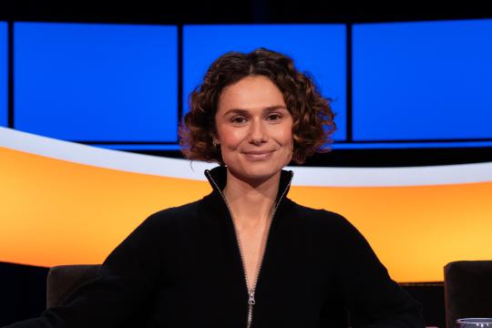 Mevrouw met bob en zwart shirt