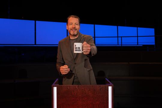 Blije man met mok in de hand