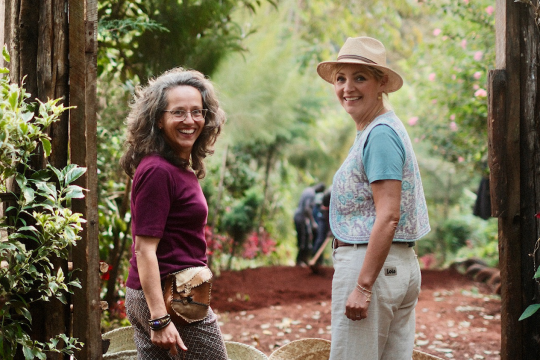 twee vrouwen lopen door de tuin
