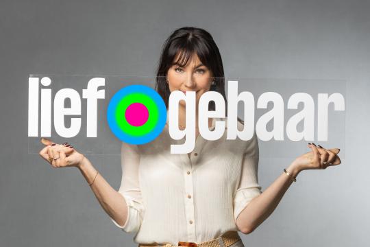 Emmely de Wilt met Lief gebaar logo 