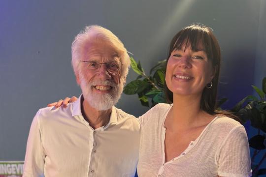 Emmely de Wilt en Erik Scherder staan arm-in-arm en lachen naar de camera