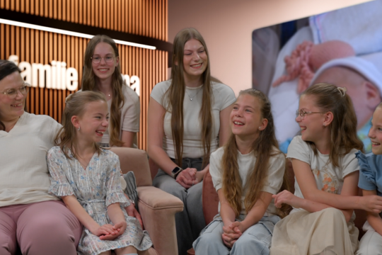 een vrouw met zes dochters