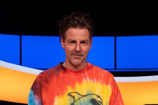 Man met regenboog shirt 