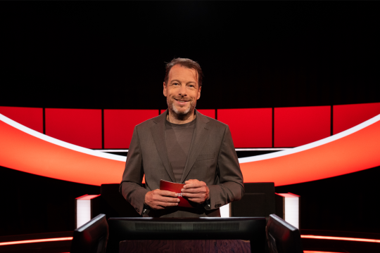 een man in een studio