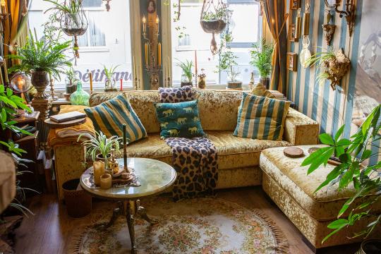 Gele bank met printjes