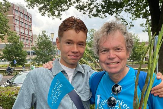 Thomas met zijn vader Hans Thomas Drinkenburg staat arm in arm met zijn vader tijdens de Vierdaagse