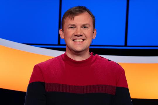 Lachende man met rode trui