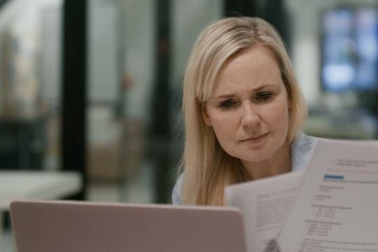 Vrouw leest brief