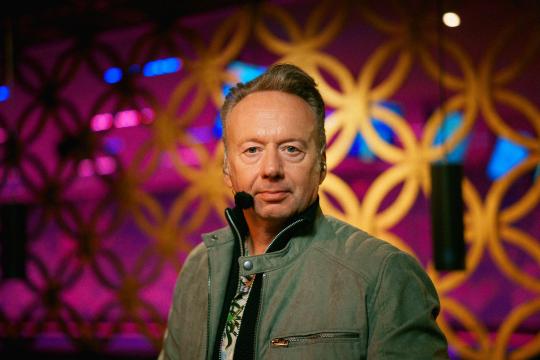 Serieus kijkende man met groen vest