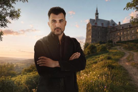 Schrijver en columnist Özcan Akyol in Kloostergasten