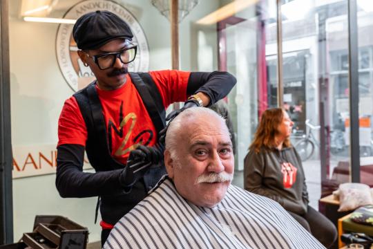 Man wordt geknipt bij de kapper