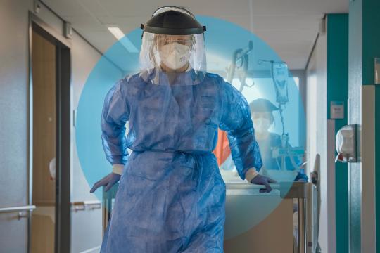 een arts loopt een ziekenhuis bed in de gang van het ziekenhuis