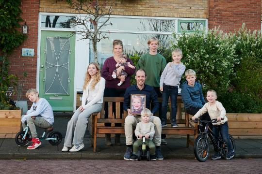 Gezin voor het huis