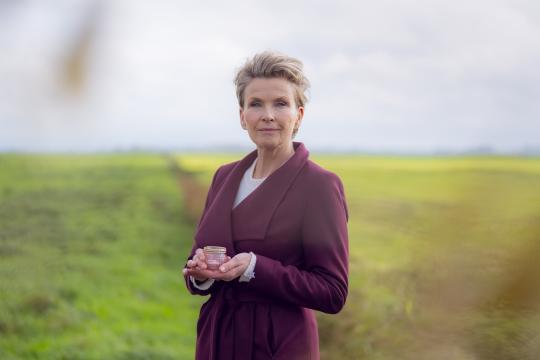 Anita Witzier met een kaarsje