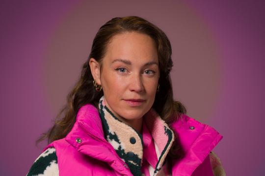 Vrouw in roze bodywarmer