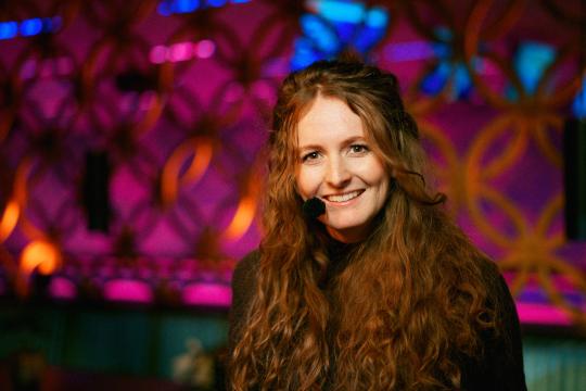 Vrouw met lange oranje krullen