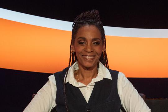 Lucretia van der Vloot De slimste mens Een vrouw in een stoel