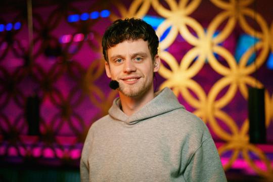 Jongeman met blauwe ogen en grijze sweater