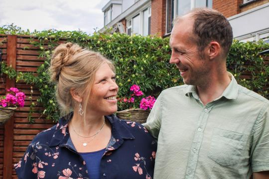 Maarten en Gerdine Blom in de achtertuin 