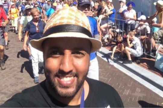 Mo Hersi loopt in de zon met een hoedje op tijdens de Vierdaagse