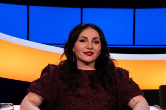 Lachende mevrouw met lang zwart haar 