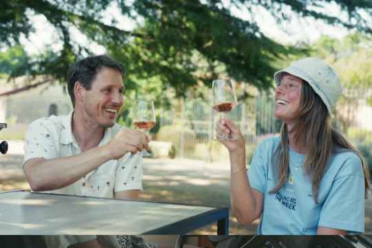 Walter en Anne in Onderweg naar liefde Walter en Anne bij een wijnproeverij in Onderweg naar liefde