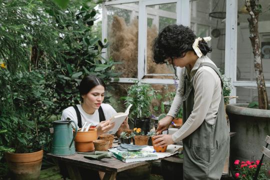 twee vrouwen in de tuin aan het werk